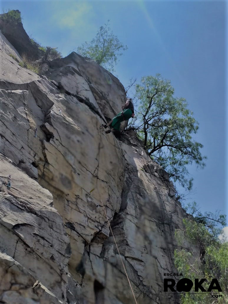 @escalaroka.com_escalaroka_murosparaescalar_paredesparaescalar_agarresparaescalar_piedrasparaescalar_clasesdeescalada_piedrasparaescalarporkilo_agarresparaescalarporkilo_larutadelsol_3